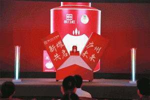 商場外墻廣告巨幅是什么材質？
