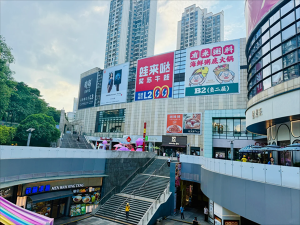 商場外墻廣告巨幅是什么材質？