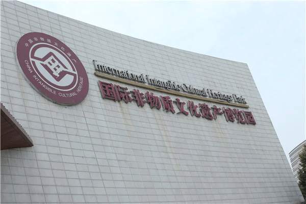 樓頂大型發光字制作安裝報價方案,可私咨詢哦